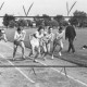 Stadtarchiv Neustadt a. Rbge., ARH Slg. Bartling 1946, Fünf Leichtathleten beim Start zum 800 m-Lauf beim Sportfest auf dem TSV-Sportplatz, Blick vom Außenrand, Neustadt a. Rbge.