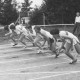 Stadtarchiv Neustadt a. Rbge., ARH Slg. Bartling 1948, Fünf Sprinter beim Start zum 100 m-Lauf auf dem TSV-Sportplatz; Blick vom Innen-Platz, Neustadt a. Rbge.