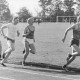 Stadtarchiv Neustadt a. Rbge., ARH Slg. Bartling 1952, Vier junge Leichtathleten beim 800 m-Lauf auf dem TSV-Sportplatz an der Lindenstraße, Neustadt am Rübenberge