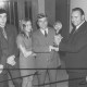 ARH Slg. Bartling 1953, Fünf Männer und eine Frau im Gasthaus Ruprecht in feierlicher Kleidung den Sportlerball-Pokal des TSV Neustadt haltend, Neustadt am Rübenberge