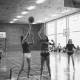 Stadtarchiv Neustadt a. Rbge., ARH Slg. Bartling 1957, Drei Frauen beim Basketballspiel in der TSV-Sporthalle, Neustadt a. Rbge.