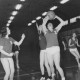 Stadtarchiv Neustadt a. Rbge., ARH Slg. Bartling 1961, Basketballerinnen im Spiel beim Korbwurf in der TSV-Sporthalle, Neustadt a. Rbge.