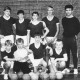 Stadtarchiv Neustadt a. Rbge., ARH Slg. Bartling 1962, Gruppenporträt der Jugend-Handballmannschaft mit Trainer vor einem Tor in der TSV-Sporthalle, Neustadt a. Rbge.