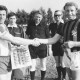 ARH Slg. Bartling 1967, Wimpeltausch zwischen dem Kapitän der Traditionsmannschaft von Hannover 96 (Hans Siemensmeyer) und dem Kapitän des FC Wacker Neustadt (Hilmar Krieter?), dahinter die drei Schiedsrichter