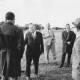 Stadtarchiv Neustadt a. Rbge., ARH Slg. Bartling 1973, 1. Vorsitzender des FC Wacker Neustadt Erich Kurt Rudolph (Mitte) stehend inmitten von Ratsmitgliedern auf dem FC Wacker-Sportplatz, Neustadt a. Rbge.