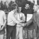 ARH Slg. Bartling 1974, 1. Vorsitzender des FC Wacker Erich Kurt Rudolph (rechts) überreicht Pokale und Urkunden an vier Sportler auf dem FC Wacker-Sportplatz, Neustadt a. Rbge.