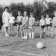 Stadtarchiv Neustadt a. Rbge., ARH Slg. Bartling 1975, Eingeladene Kinder beim Probe-Fußballschießen auf dem FC Wacker-Sportplatz, Neustadt a. Rbge.
