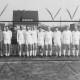 Stadtarchiv Neustadt a. Rbge., ARH Slg. Bartling 1977, Alte-Herren-Mannschaft des FC Wacker mit Begleitern nebeneinander stehend auf dem FC Wacker-Sportplatz, Neustadt a. Rbge.