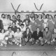 ARH Slg. Bartling 1980, Fußballturnier-Mannschaften von Betrieben mit Begleitern (locker nebeneinander kniend und stehend) im Tor der Turnhalle Am Ahnsförth, Neustadt a. Rbge.