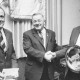 Stadtarchiv Neustadt a. Rbge., ARH Slg. Bartling 1981, 1. Vorsitzender des FC Wacker Erich Rudolph (Mitte) überreicht zwei Männern (rechts und links) einen Siegerteller und eine Urkunde