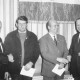 ARH Slg. Bartling 1984, Gruppenporträt von vier Männern nach Übergabe einer Urkunde (v. l.: Werner Hinz, N. N., Klaus Werbik, Erich Rudolph)