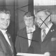 ARH Slg. Bartling 1985, Gruppenporträt von drei Männern nach Übergabe einer Urkunde (v. l.: N. N., Egon Krentel, 1. Vorsitzender des FC Wacker Erich Rudolph)