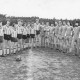 Stadtarchiv Neustadt a. Rbge., ARH Slg. Bartling 1988, Zwei Fußballmannschaften vor dem Anstoß am Mittelkreis nebeneinander aufgereiht und schräg einander gegenübergestellt, Blick von vorn