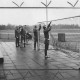 Stadtarchiv Neustadt a. Rbge., ARH Slg. Bartling 1994, Auf der Terrasse des Vereinshauses am Sportplatz werden die Netze von zwei Behelfstoren repariert