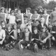 ARH Slg. Bartling 1995, Jugendmannschaften (stehend mit und kniend ohne Trikot) des FC Wacker Neustadt mit zwei Pokalen auf dem Sportplatz in Helstorf