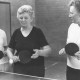 Stadtarchiv Neustadt a. Rbge., ARH Slg. Bartling 2029, Drei ältere Tischtennisspielerinnen mit Schlägern beim Spiel am Tisch