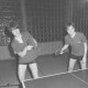 Stadtarchiv Neustadt a. Rbge., ARH Slg. Bartling 2030, Zwei junge Tischtennisspieler des TSV Neustadt (links M. Koppetsch und rechts T. Franke) beim Spiel am Tisch in einer Turnhalle, Neustadt a. Rbge.