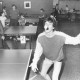 ARH Slg. Bartling 2031, Junge Tischtennisspieler beim Training an mehreren Tischen in einer Turnhalle, im Vordergrund ein Spieler beim Aufschlag, neben den Tischen die Trainer