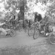 ARH Slg. Bartling 2036, Radwanderer und Radwanderinnen mit Kindern vor dem Start auf der Straße Vor dem Moore