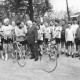 ARH Slg. Bartling 2037, Begrüßung einer Gruppe von Radfahrerinnen und Radfahrern aus La Ferté-Macé am Erichsberg durch Bürgermeister Henry Hahn, Neustadt a. Rbge.