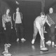 Stadtarchiv Neustadt a. Rbge., ARH Slg. Bartling 2047, Eine Gruppe von sechs Freizeitsportlern beim Stockschießen in einer Sporthalle