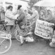 ARH Slg. Bartling 2055, Gruppe von Anglern vor der Abfahrt mit Fahrrädern zu einer Demonstration; zwei junge Männer kniend und ein Plakat haltend mit der Aufschrift: "Umwelt schützend, naturverbunden, so drehen wir Angler unsere Runden!"