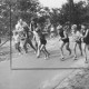 Stadtarchiv Neustadt a. Rbge., ARH Slg. Bartling 2057, Start von sechs Schülerinnen und Schülern zum Leichtathletik-Wettlauf auf der Straße neben dem Sportplatz, Scharrel