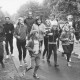 Stadtarchiv Neustadt a. Rbge., ARH Slg. Bartling 2058, Kinder und Erwachsene des TSV Bordenau beim Trimm-Dich-Lauf auf einer Straße