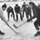ARH Slg. Bartling 2077, Eishockeyspieler beim Bully auf dem zugefrorenen Baggersee an der Moorstraße, Neustadt a. Rbge.