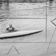 Stadtarchiv Neustadt a. Rbge., ARH Slg. Bartling 2139, Paddler im Wasser schwimmend neben seinem umgekippten Boot