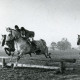 Stadtarchiv Neustadt a. Rbge., ARH Slg. Bartling 2175, Drei Reiter bei der Hubertus-Jagd auf einem Parcour über eine Weide mit feststehendem Hindernis