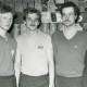 ARH Slg. Bartling 2241, Billardspieler Maik Niegisch (l.) mit drei auswärtigen Kollegen stehend vor einer panellierten Wand im Billardstudio Leinstraße 74, Neustadt a. Rbge.