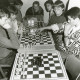 Stadtarchiv Neustadt a. Rbge., ARH Slg. Bartling 2265, Junge Schachspieler am Tisch sich gegenüber sitzend beim Training mit Schachuhr, Neustadt a. Rbge.