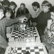Stadtarchiv Neustadt a. Rbge., ARH Slg. Bartling 2266, Junge Schachspieler am Tisch sich gegenüber sitzend beim Training mit Schachuhr, Neustadt a. Rbge.