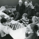 Stadtarchiv Neustadt a. Rbge., ARH Slg. Bartling 2267, Junge Schachspieler beim Meisterschaftsturnier mit Schachuhr am Tisch sitzend, Neustadt a. Rbge.