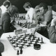 Stadtarchiv Neustadt a. Rbge., ARH Slg. Bartling 2268, Schachspieler beim Meisterschaftsturnier mit Schachuhr am Tisch sitzend, Neustadt a. Rbge.