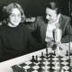 ARH Slg. Bartling 2271, Schachspieler Bernd Fritze (l.) mit Pokal und Gottfried Montag am Tisch vor dem Schachbrett sitzend, Neustadt a. Rbge.