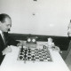 ARH Slg. Bartling 2272, Schachspieler N. N. (l.) und Gottfried Montag am Tisch vor dem Schachbrett mit Schachuhr sitzend, Neustadt a. Rbge.