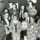 ARH Slg. Bartling 2293, Gruppe von Männern (drei in Uniform) und Frauen, auf Treppe stehend, präsentiert Pokale und Königsscheiben 1988, Neustadt a. Rbge.