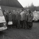 Stadtarchiv Neustadt a. Rbge., ARH Slg. Bartling 2386, Gruppenfoto der Mannschaft des DRK neben dem Rettungswagen, Neustadt a. Rbge.