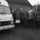 ARH Slg. Bartling 2387, Gruppenfoto der Mannschaft des DRK neben dem Rettungswagen, Neustadt a. Rbge.