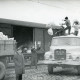 ARH Slg. Bartling 2393, Jugendliche Helfer des DRK beim Verladen der gesammelten Altkleider vom LKW in den Güterwaggon am Bahnhof, Neustadt a. Rbge.