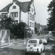 Stadtarchiv Neustadt a. Rbge., ARH Slg. Bartling 2403, Ansicht des Amtsgerichts, Blick durch das Eingangstor am Schlosshof (davor geparkt ein Fiat 500), Neustadt a. Rbge.