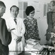 Stadtarchiv Neustadt a. Rbge., ARH Slg. Bartling 2414, Koreanisches Arztehepaar zu Besuch im Krankenhaus (?), rechts Michael Baldauf (MdL), Neustadt a. Rbge.