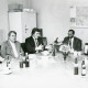 ARH Slg. Bartling 2415, Dr. Dietmar Kansy (1938-2018, MdB CDU) leitet eine Besprechung am Tisch mit vier Männern; in der Ecke hinter ihm ein Panzerschrank, Neustadt a. Rbge.