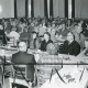 ARH Slg. Bartling 2433, Mitglieder des Reichsbundes bei einer Adventsfeier in einem Saal an langen Tischen sitzend, Neustadt a. Rbge.