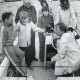 ARH Slg. Bartling 2436, Manfred Hundertmark, technischer Leiter, erläutert einer Gruppe von jungen Leuten die Technik im Cockpit eines Motorboots der DLRG am Stützpunkt am Weißen Berg, Mardorf