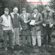 Stadtarchiv Neustadt a. Rbge., ARH Slg. Bartling 2488, Fünf Männer nebeneinander auf einer Waldlichtung stehend und Pokale in der Hand haltend, Kreisjägerschaft