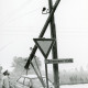 ARH Slg. Bartling 2506, Hölzerner Strommast, der an der Schneerener Straße durch einen von der Fahrbahn abgekommenen Pkw (Fiesta MK2) abgeknickt worden ist, Schneeren