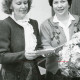 ARH Slg. Bartling 2521, Überreichung eines Blumenstraußes an eine Dame durch Monika Zettlitz, Neustadt a. Rbge.